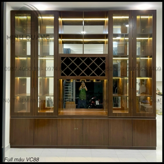 Tủ rượu nhựa Vincoplastic trưng bày phòng khách đẹp hiện đại, trưng bày những chai rượu quý giá KT0010