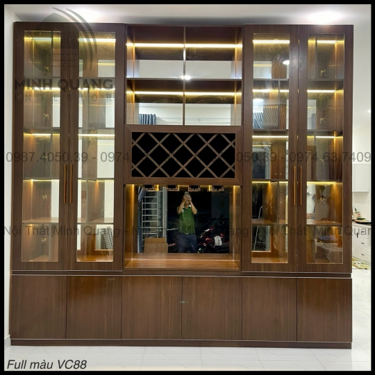 Tủ rượu nhựa Vincoplastic trưng bày phòng khách đẹp hiện đại, trưng bày những chai rượu quý giá KT0010