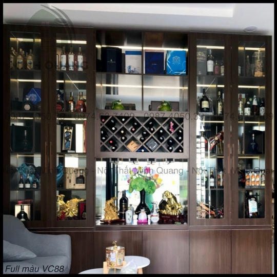 Tủ rượu nhựa Vincoplastic trưng bày phòng khách đẹp hiện đại, trưng bày những chai rượu quý giá KT0010