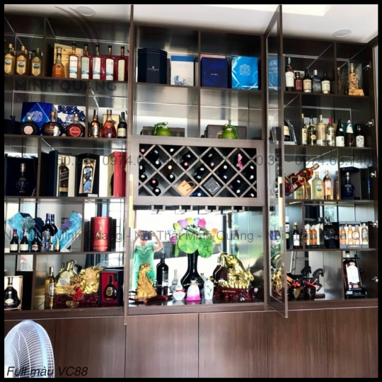 Tủ rượu nhựa Vincoplastic trưng bày phòng khách đẹp hiện đại, trưng bày những chai rượu quý giá KT0010