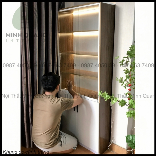 Kệ trưng bày sản phẩm nhỏ gọn kèm cửa kính và đèn led siêu đẹp mắt. Nhận làm theo mọi kích thước yêu cầu của khách KT0012