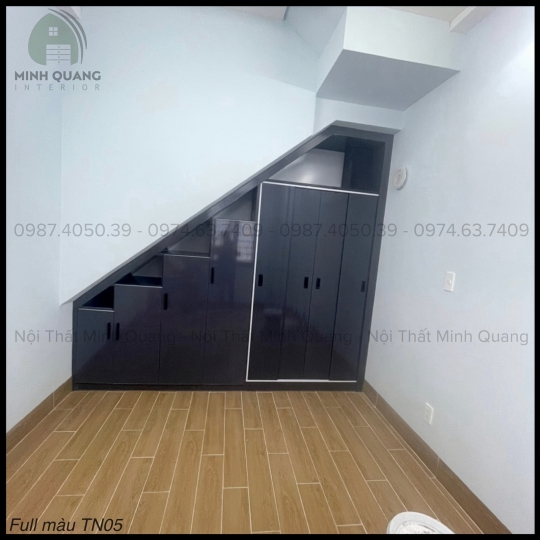 Tủ kệ cầu thang nhựa Đài Loan vừa đẹp mắt vừa tiện ích, giúp sắp xếp được nhiều không gian để đồ KT0037