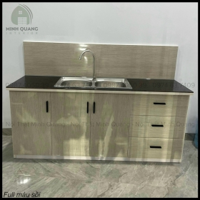 Tủ bếp mini màu sồi có tấm chắn chống thấm nước giúp khách hàng dễ dàng vệ sinh, dọn dẹp MN0081
