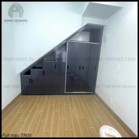 Tủ kệ cầu thang nhựa Đài Loan vừa đẹp mắt vừa tiện ích, giúp sắp xếp được nhiều không gian để đồ KT0037